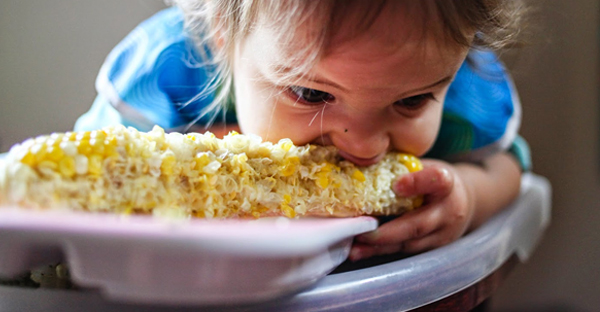 Baby spiser majs fra kolbe!