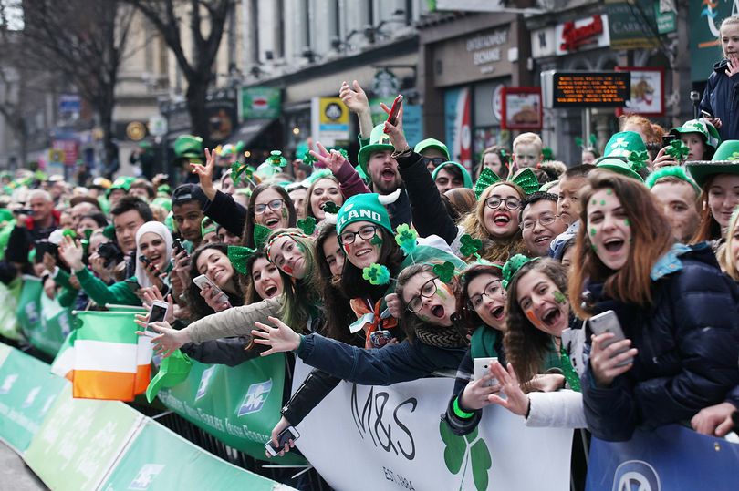 Escena en un desfile del Día de San Patricio en Dublín