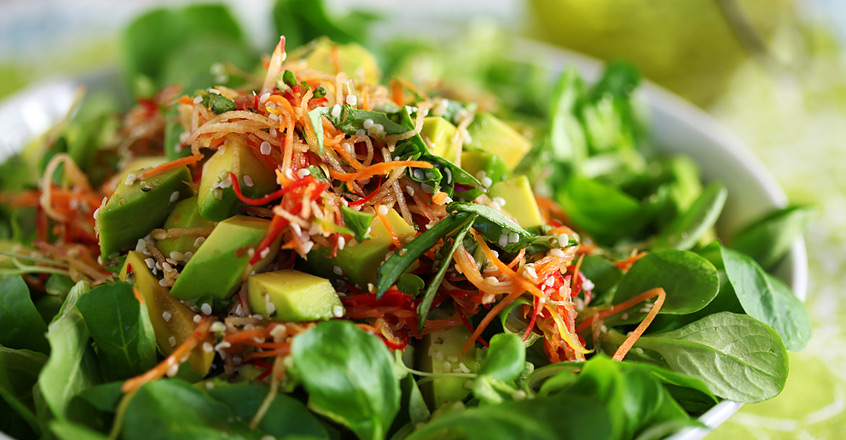 Ensalada de lechuga silvestre con manzana, aguacate y jalapeño - Centro de  Estudios en Nutrición