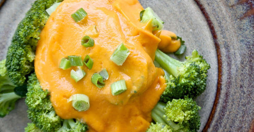 Salsa de queso cheddar vegano, bajo en grasa