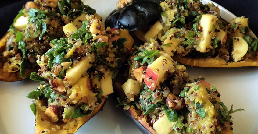 Calabaza bellota rellena con quinua, avellanas y manzanas