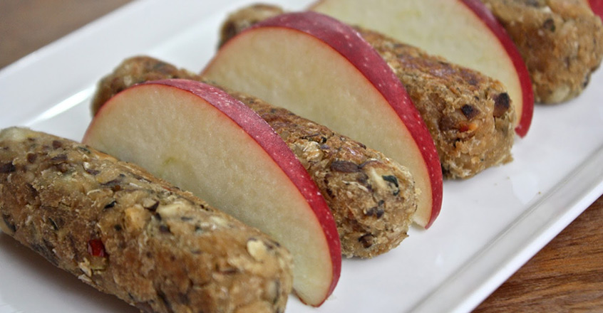 Salchichas veganas para el desayuno con manzanas y shiitakes