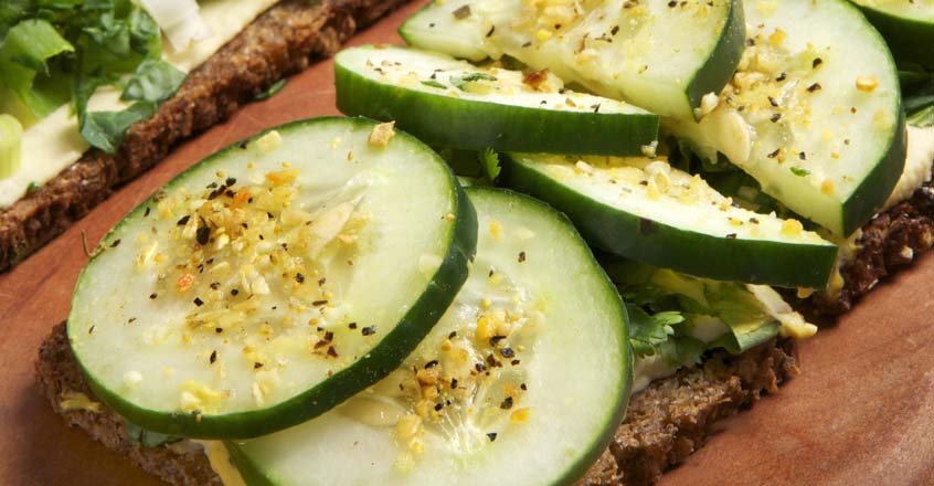 Emparedado abierto de pepino y kale