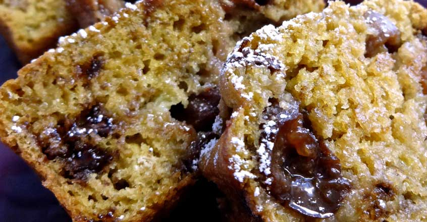 Pan de banano con cerezas y chispas de chocolate