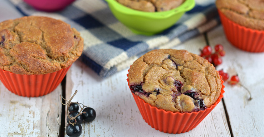 Muffins de mijo y alforfón con grosellas negras