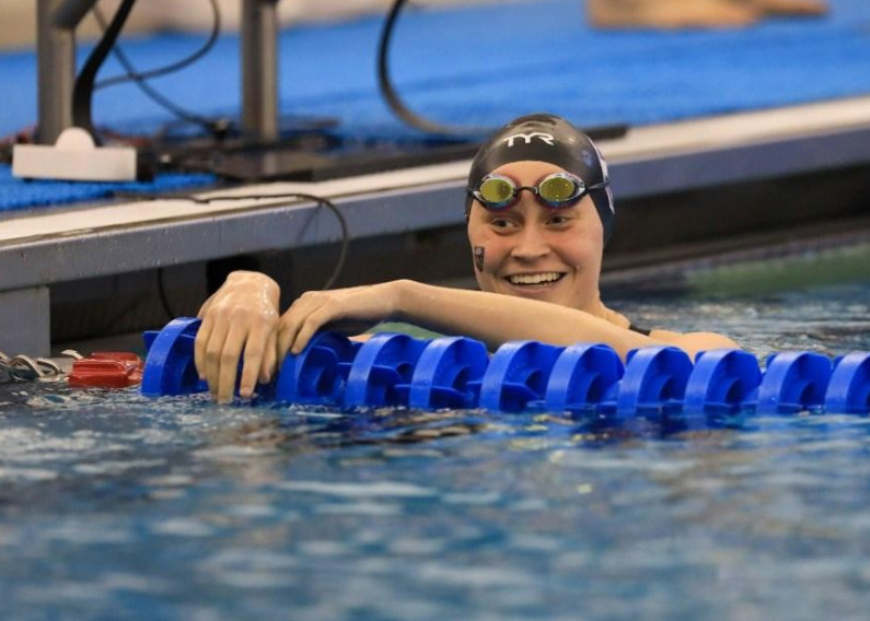 Universitaria campeona de natación Plant Strong (fuertemente basada en plantas, en español) y el legado de su familia basada en plantas