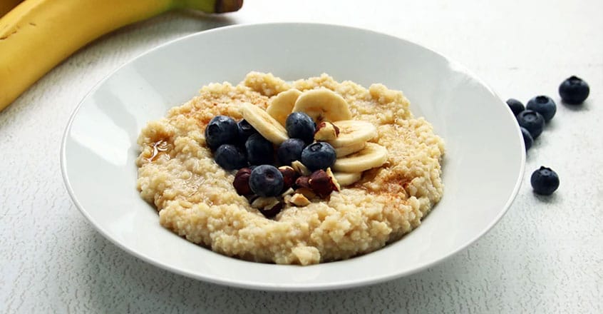 Cereal de mijo con banano y arándanos