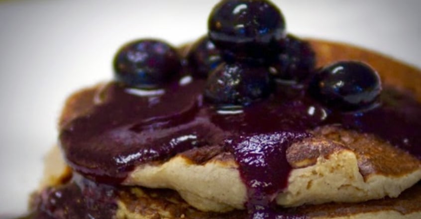 Panqueques de canela con sirope de arándanos y dátiles