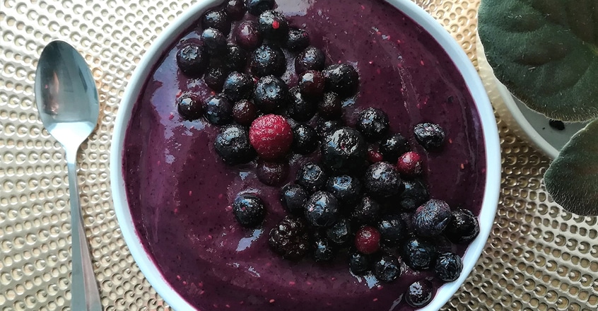bowl-de-batido-con-batata-y-arándanos