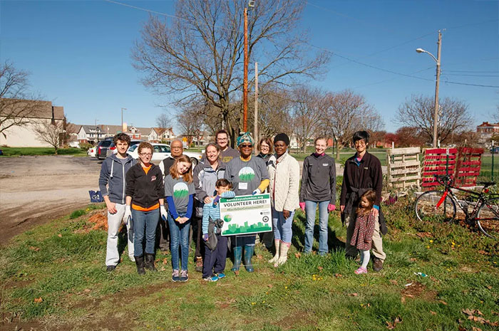 El pasto será más verde donde lo riegues – esta jardinera ayuda a cultivar alimentos y a una comunidad sostenible