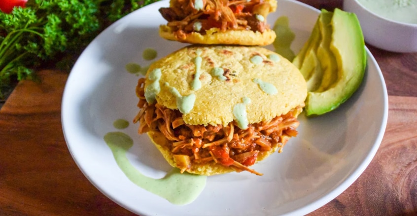 Arepa rellena con jackfruit mechada